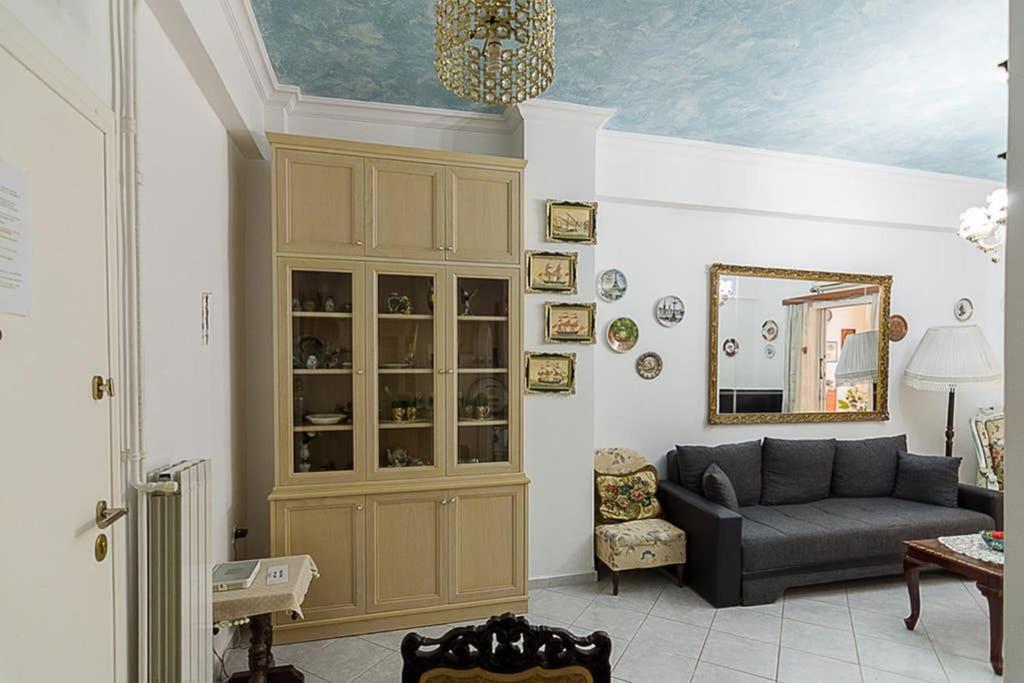 Vintage Style Apartment With Beautiful Backyard Athens Exterior photo