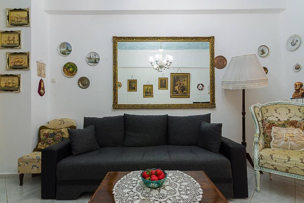Vintage Style Apartment With Beautiful Backyard Athens Exterior photo