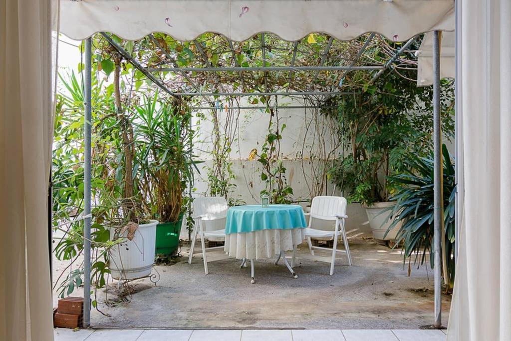 Vintage Style Apartment With Beautiful Backyard Athens Exterior photo
