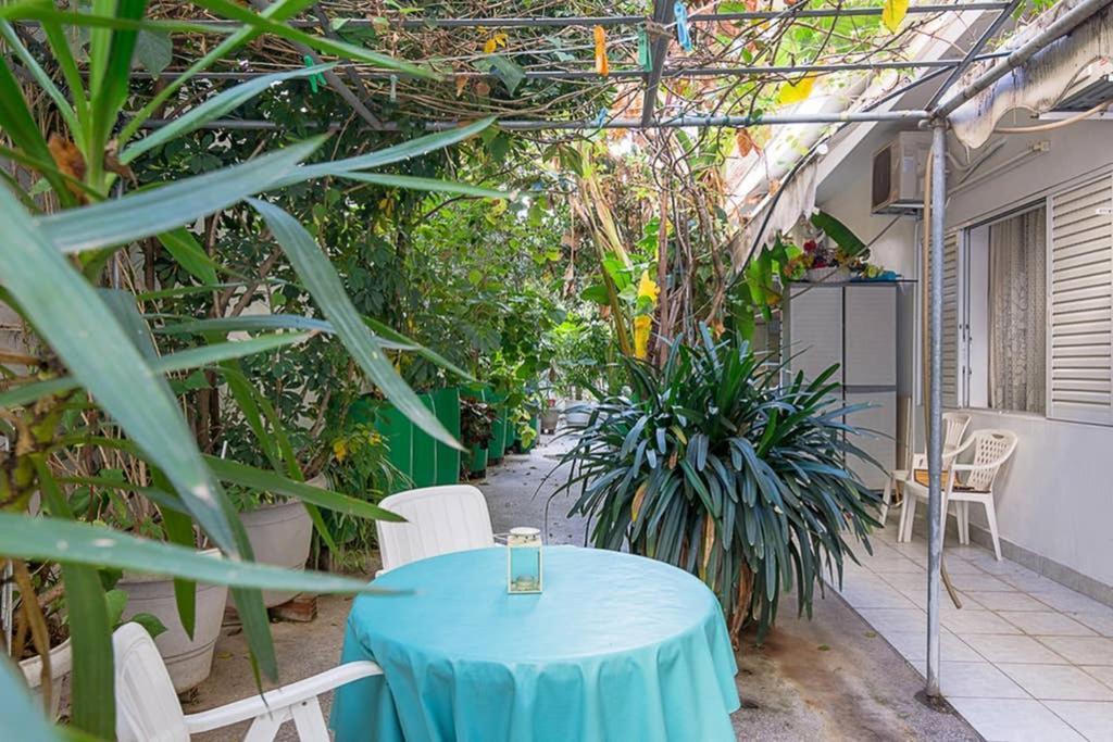 Vintage Style Apartment With Beautiful Backyard Athens Exterior photo