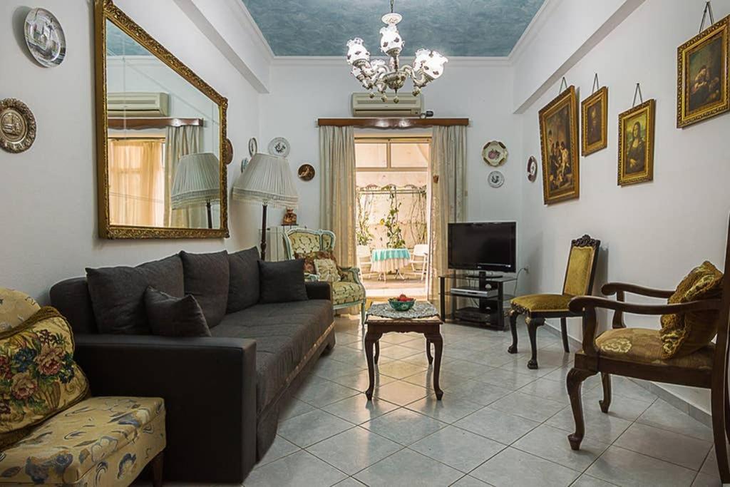 Vintage Style Apartment With Beautiful Backyard Athens Exterior photo